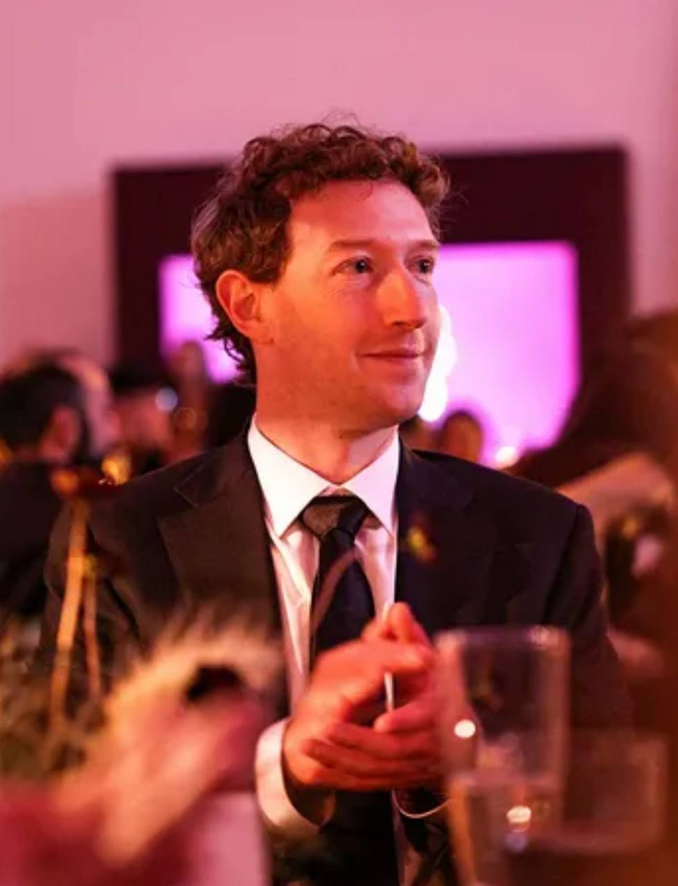 Певица Билли Айлиш неожиданно выступила на трибуне премии WSJ Innovator Awards 2025 обратившись к миллиардерам сидящим в зале Она сказала Я люблю вас всех но здесь есть несколько человек у которых гораздо больше денег чем у меня и если вы миллиардер то почему вы миллиардер И добавила Без обид но да Отдавайте свои деньги малыши Цукерберг аплодировал