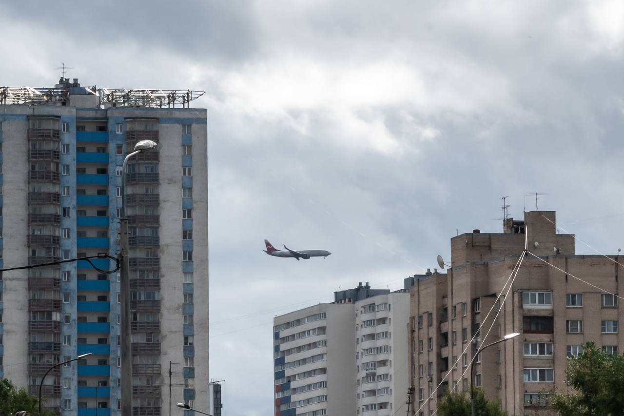 Из бюджета Петербурга выделили 80 млн рублей на субсидии для авиаперевозчиков которые обслуживают пассажиров в местных воздушных гаванях Об этом сообщил губернатор Александр Беглов Подписано постановление правительства о субсидиях в 2025 2027 годах Деньги пойдут на осуществление региональных пассажирских воздушных перевозок в салонах экономического класса в Северную столицу а также из неё Средства будут предоставляться по результатам отбора Михаил Тихонов ДП Подписаться на DP RU