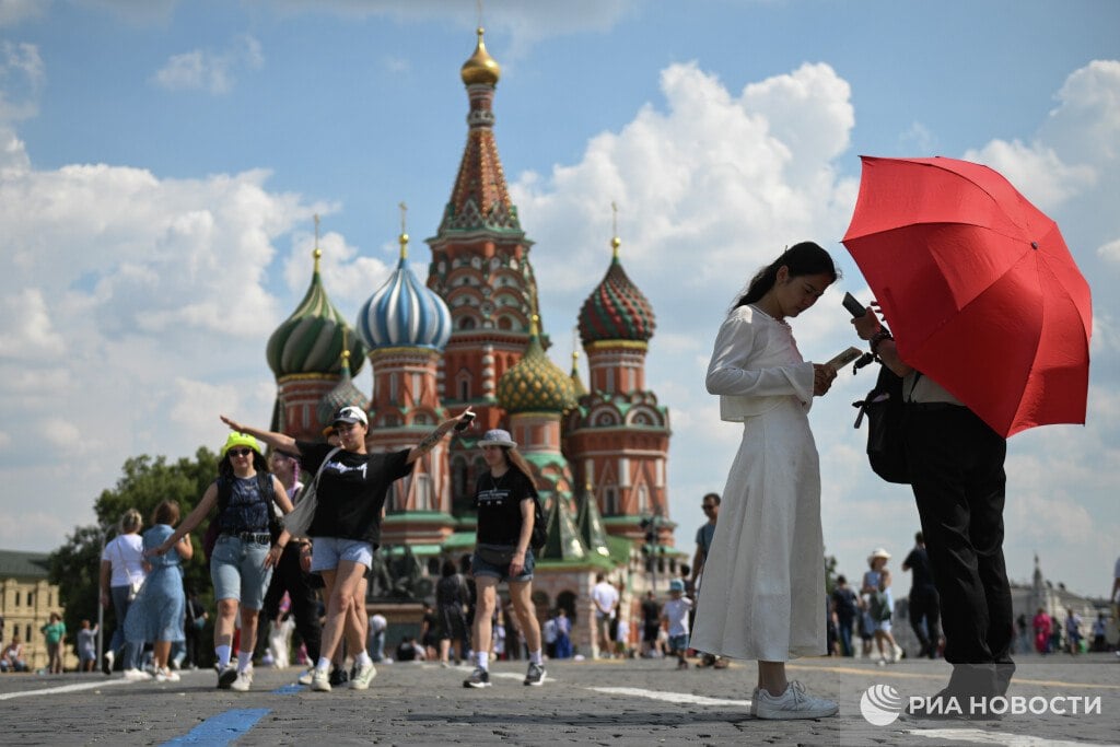 Около 4 млн иностранных туристов посетили Россию за январь-ноябрь 2024, это на 40% больше, чем за тот же период годом ранее, сообщили РИА Новости в Минэкономразвития