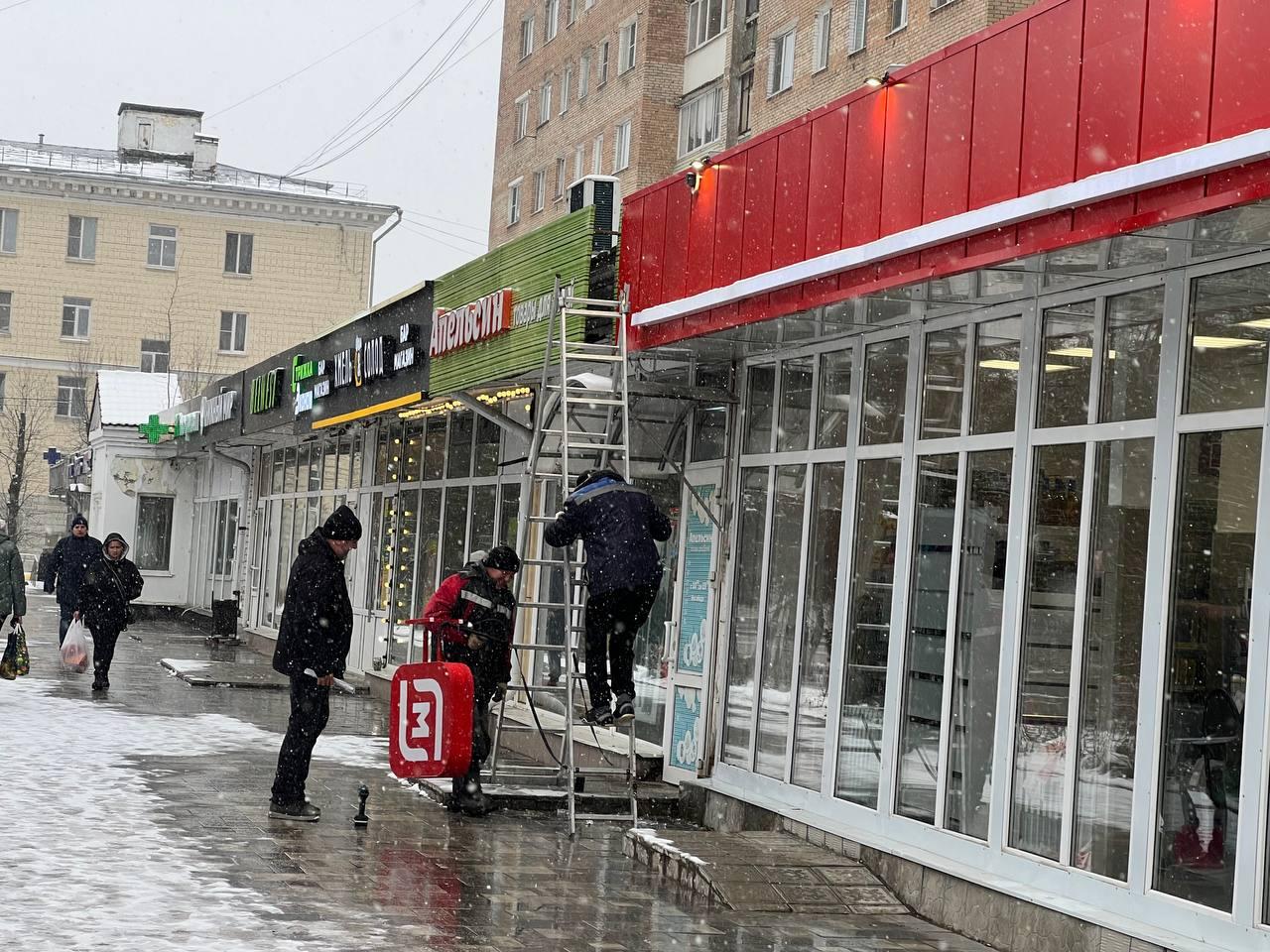 В Сергиево-Посадском округе уменьшилось количество незаконно установленных вывесок   По сравнению с 2023 годом в Сергиево-Посадском округе на 30% увеличилось исполнение предписаний, выданных на демонтаж размещённых без согласования вывесок. При этом значительно увеличилось количество предпринимателей, обратившихся в отдел рекламы Единого центра поддержки предпринимательства за согласованием информационных конструкций.  Кроме того, за 2024 год принудительно было демонтировано порядка 350 конструкций, что на 47 меньше прошлогоднего показателя.  Напомним, о том, как правильно разместить вывеску, где согласовать фасадную схему информационного оформления здания и как получить разрешение на установку и эксплуатацию рекламных конструкций, можно узнать в Едином центре поддержки предпринимательства по адресу: г. Сергиев Посад, ул. Вознесенская, 55, 5 этаж. Телефон: + 7 496 551 07 80.