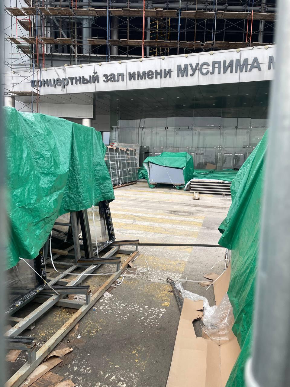 Во Втором Западном окружном военном суде по делу о теракте в концертном зале «Крокус Сити Холл» в Красногорске участие в процессе подтвердили лишь 150 человек из 2,3 тыс. признанных потерпевшими. Тем временем «Крокус Сити Холл» восстанавливают: устанавливают новые стёкла, убрали весь мусор из сгоревшего ресторана на верхнем этаже и полностью покрасили металлоконструкции.