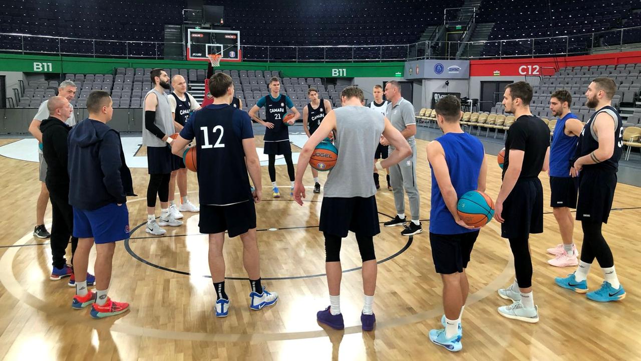 Сегодня днем Самара прилетела в Екатеринбург где 4 ноября проведет матч Единой Лиги ВТБ с Уралмашем Вечером команда Владислава Коновалова провела тренировку на паркете Дворца игровых видов спорта В ней приняли участие все игроки которые отправились на выезд Не помогут нам в завтрашнем матче Данила Походяев и Михаил Кулагин Они продолжают восстанавливаться после травм УралмашСамара БКСамара bcsamara