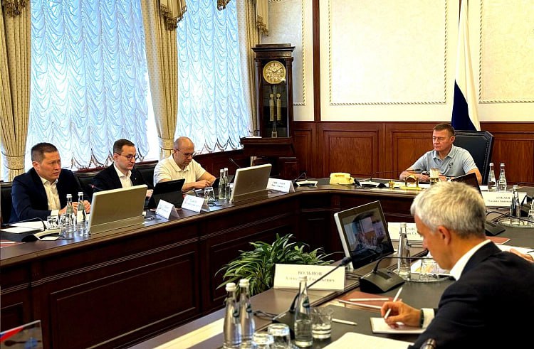 Под руководством министра транспорта Романа Старовойта прошло совещание по строительству моста через реку Туманная и пункта пропуска «Хасан» на границе с КНДР Мост длиной около километра и пункт пропуска с 10 полосами движения строятся в рамках национальных проектов «Инфраструктура для жизни» и «Эффективная транспортная система» Ожидается, что новые объекты значительно улучшат транспортное сообщение и расширят торгово-экономическое сотрудничество между Россией и Северной Кореей Завершение строительства планируется в 2026 году ⏳ По материалам Минтранса России #Приморье #Мост #ПунктПропуска #КНДР #Транспорт #Инфраструктура