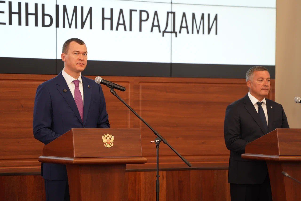 В Иркутске прошла церемония награждения спортсменов, тренеров и работников сферы спорта Иркутской области Министр спорта РФ Михаил Дегтярев вручил знаки и удостоверения мастера спорта России спортсменам Приангарья. Также были отмечены тренеры и работники сферы физической культуры и спорта региона. В торжественной церемонии принял участие Губернатор Игорь Кобзев. «Иркутская область гордится спортивными традициями и достижениями спортсменов, а проведение крупных соревнований на территории региона подтверждает его спортивный авторитет. Порой путь к пьедесталу длится несколько лет, но вы справились – каждый в своем виде спорта, это было нелегко, но у вас все получилось. Мне, как губернатору Иркутской области, приятно отметить, что такое большое количество спортсменов, приносящих славу и гордость Приангарью, получат сегодня звания Мастеров спорта России, а работники сферы физической культуры и спорта – почетные грамоты и благодарственные письма. Уверен, что профессиональное мастерство и упорство в достижении целей послужат для вас залогом успешного продолжения замечательной летописи иркутского спорта», — сказал Игорь Кобзев. Участникам церемонии были вручены и Благодарственные письма Губернатора Иркутской области. Награжденные выразили благодарность и поделились планами на будущее. Подробнее на официальном портале Иркутской области.