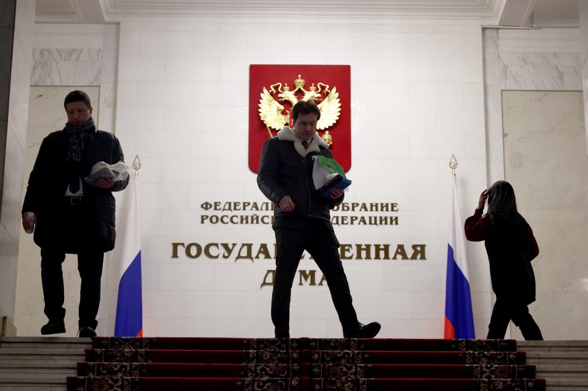 Моральный фейсконтроль в России предложили проверять чиновников на традиционные ценности Новая система проверок поможет защитить госаппарат от нетвердых идеологических убеждений и случайных людей во власти рассказал Абзацу общественный деятель Алексей Ярошенко Предлагается проводить собеседования изучать биографии круг общения и публикации в соцсетях чтобы определить разделяет ли кандидат традиционные российские ценности Нравственная неустойчивость источник управленческой катастрофы объяснил Ярошенко По его мнению чиновник неуверенный в курсе государства может стать мишенью для внешнего влияния или даже быть завербован Если человек поддерживает либералов антирелигиозные или эзотерические взгляды россияне считает Ярошенко должны сами решать достоин ли он власти Подпишитесь на Абзац TG VK Дзен MAX Rutube
