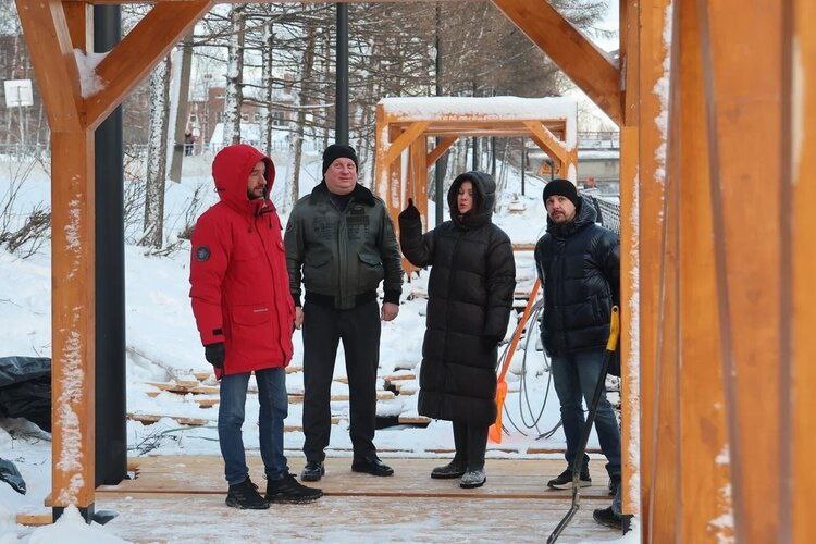 Соломбалку облагородят к маю   Работы на набережной местной речки проводят в рамках нацпроекта «Жильё и городская среда». Осталась половина до итога.    Детский игровой комплекс, скамьи, урны, прогулочная зона со стороны Адмиралтейской улицы в Соломбале уже готовы для пользования горожанами. Противоположный берег с улицы Краснофлотской в процессе завершения.     Как сообщил подрядчик, остались работы по ограждению лестницы-пандуса, подключению электричества, расстановке малых архитектурных форм. Благоустройство подразумевает привязку к туристическому маршруту, чтобы гости столицы Поморья и сами жители смогли узнать как можно больше о богатой истории северного края.  #нацпроекты