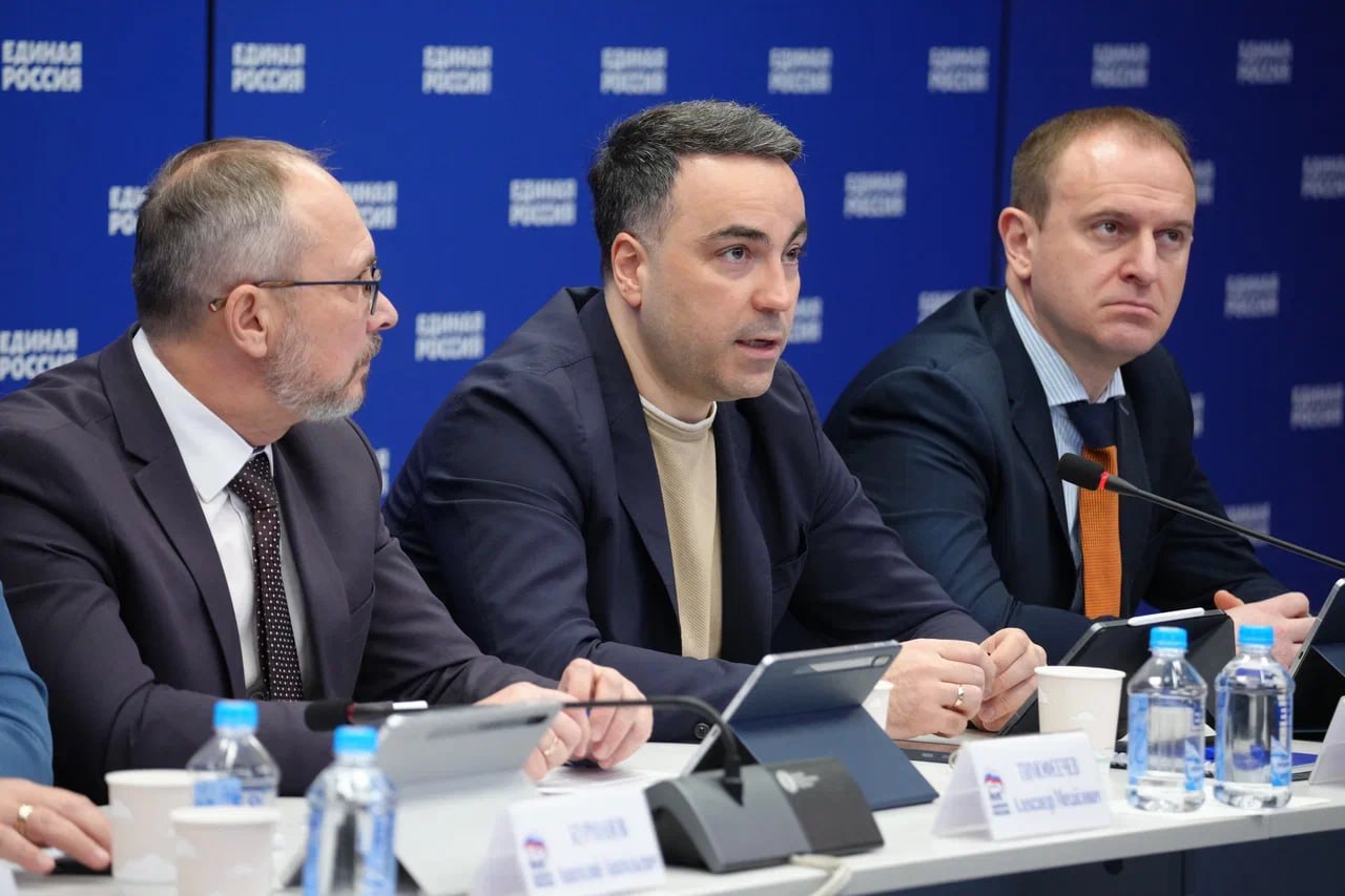 Андрей Ульянов для Минцифры и Цифровая Россия важно развивать цифровую инклюзивность Директор департамента развития сервисов и клиентского опыта Минцифры России Андрей Ульянов рассказал о деятельности рабочей группы по цифровой инклюзивности В частности напомнил что 19 ноября в Государственной Думе рабочая группа провела первое заседание Представители Координационного центра Правительства Минцифры ВКонтакте Яндекса и профильных организаций обсудили как сделать цифровое пространство более доступным для людей с ограниченными возможностями здоровья Андрей Ульянов Создание этой рабочей группы это пример того как государство бизнес и экспертное сообщество объединяют усилия ради одной цели чтобы каждый гражданин независимо от состояния здоровья мог в равной степени пользоваться современными цифровыми возможностями будь то госуслуги образование медицина или общение в интернете