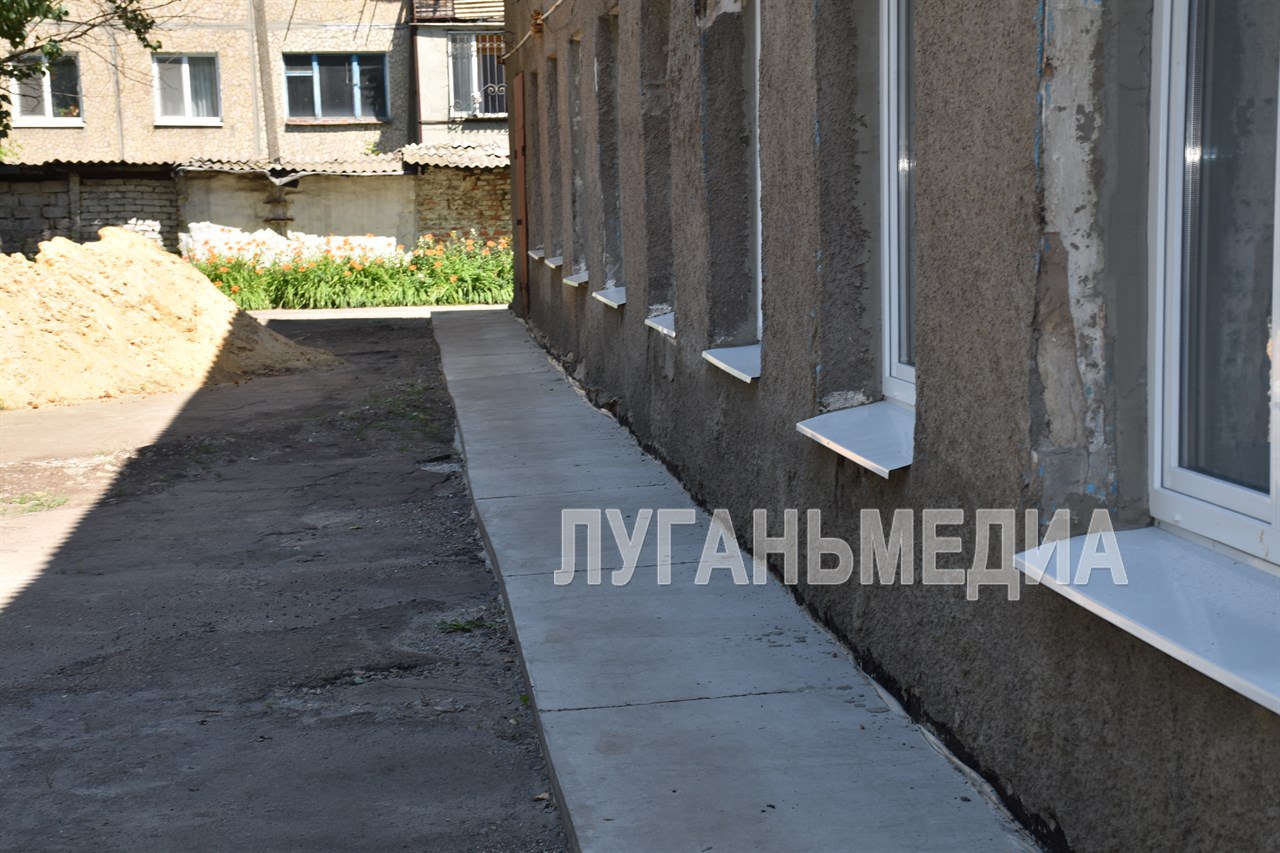 В общежитии Антрацитовского колледжа информационных технологий и экономики АКИТЭ идет ремонт В общежитии АКИТЭ ремонтные работы находятся на завершающем этапе. Они были выполнены благодаря финансированию Министерства образования и науки Луганской Народной Республики. О выполненных работах рассказал директор колледжа информационных технологий и экономики Сергей Помазанов: «Мы закончили ремонт фасада здания, заменили окна, подготовили комнаты общежития и оборудовали их новой мебелью. Сделаны лаборатории для технологий маникюра и художественного оформления ногтей, оформлен учебный класс индустрии красоты, мастерские для швей, поваров и строителей. Для того, чтобы давать достойные знания учащимся колледжа базу мы подготовили полностью». Директор АКИТЭ пояснил, что территория общежития к колледжу была присоединена три года назад, а само здание – довоенной и послевоенной постройки. За все существование здания оно ремонтируется впервые. Вконтакте Одноклаcсники