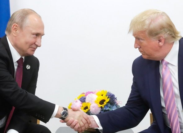 Трамп тайно пытается смягчить санкции против РФ, чтобы не ссориться с Путиным Глава Белого дома боится, что новые санкции навредят отношениям с Россией Читать подробнее на сайте...