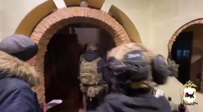 Полиция задержала четверых подозреваемых в афере с участком на Байкале По версии следствия 41 летний мужчина отрабатывал схему вместе с тремя подельниками В компании был кадастровый инженер специалист по недвижимости и покупатель Они якобы отправили в Росреестр межевой план с неправильными координатами Купили землю на окраине Листвянки а данные в документах заменили на информацию об участке в центре поселка у берега озера Из за этого мать и дочь потеряли недвижимость на 5 млн рублей В Росреестре и в местной администрации оперативники нашли те самые сомнительные документы У фигурантов забрали компьютеры три кроссовера и электромобиль 1 5 тысячи долларов и 80 тысяч рублей Возбуждено уголовное дело по статье о мошенничестве Участникам схемы 27 35 лет и 44 года Им грозит до 10 лет колонии со штрафом до миллиона рублей По данным областной полиции Читайте IrCity в MAX