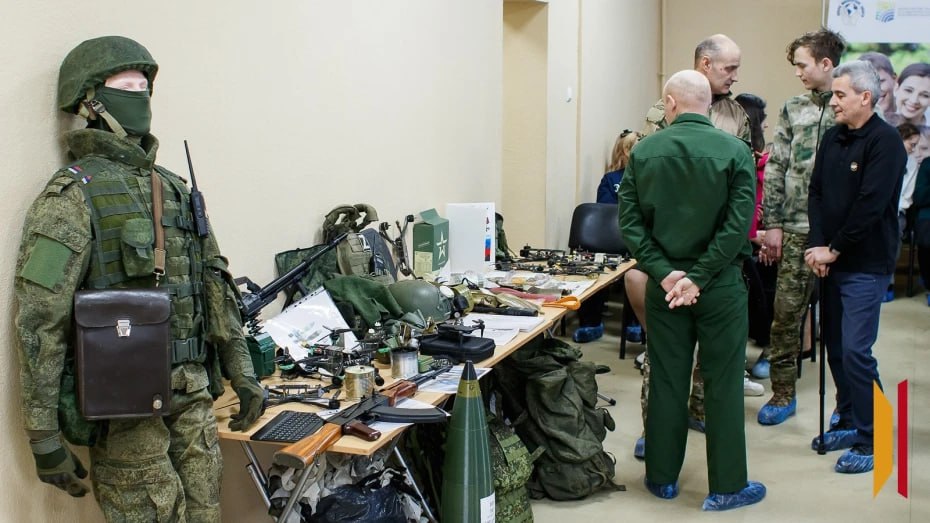 Ко Дню защитника Отечества в Воронеже подготовили более 100 мероприятий Так во вторник 17 февраля в Городском дворце культуры состоится концерт Народного ансамбля песни и пляски Казаки России имени Филимонова В четверг 19 февраля в этом же учреждении пройдет концерт лауреатов всероссийских фестивалей и конкурсов духового оркестра ансамбля Альянс и трио Дива Культурного центра ГУ МВД России по Воронежской области Кроме того 23 февраля в Городском дворце культуры будет организована выставка экспозиция макетов вооружения экипировки предметов быта военнослужащих Красной Советской и Российской армий Несокрушимая и легендарная Гала концерт победителей в категории Юный патриот XXXIV Регионального фестиваля солдатской и патриотической песни Защитники Отечества запланирован на 12 00 а в 16 00 состоится гала концерт победителей фестиваля в таких категориях как Ветеран Патриот Воин Исполнители и коллективы учреждений среднего профессионального образования и высших учебных заведений культуры и искусства С подробным планом мероприятий можно ознакомиться в документе по ссылке Мы в Мах