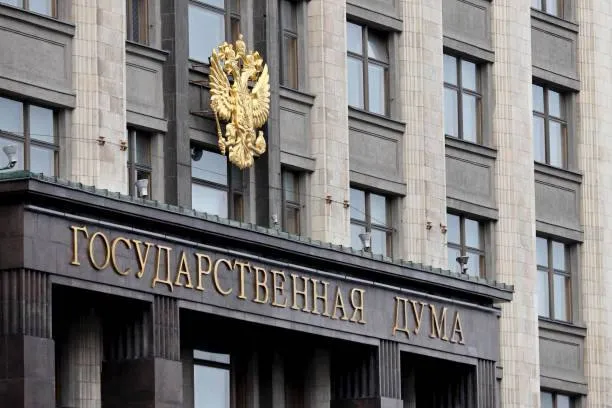 Госдума приняла в первом чтении законопроект предусматривающий возможность привлечения Вооружённых сил России для защиты россиян арестованных за рубежом а также подвергающихся уголовному или иному преследованию со стороны иностранных государств Госдума