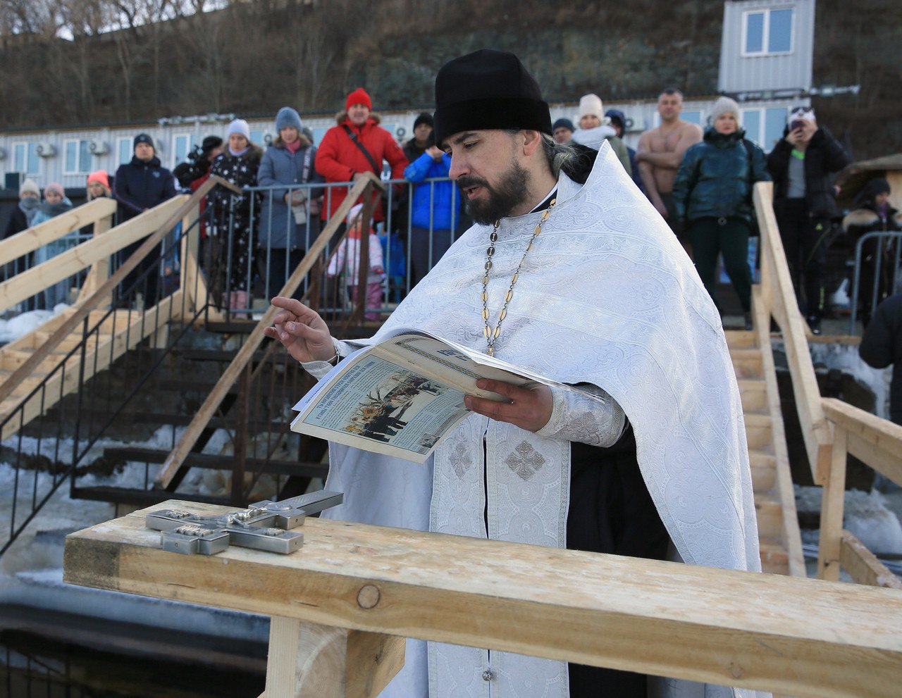 Временное ограничение движения    19 января во Владивостоке на Русском острове временно ограничат движение в связи с праздником Крещения Господня.   С 12:00 до 14:00 перекроют участок дороги от дома № 9 до дома № 28 по улице поселка Подножье. Для удобства водителей организуют объезд.   Мэрия Владивостока призывает планировать маршруты с учётом изменений в движении.   Фото: Валентин Труханенко