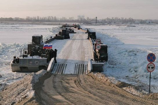По понтонному мосту через Амур между Благовещенском и китайским Хэйхэ планируют совершать по четыре автобусных рейса в день Об этом Порт Амуру сообщили в справочной службе компании перевозчика Амурассо По данным пассажирского порта из Благовещенска автобусы будут отправляться каждые два часа Предварительное расписание 10 00 12 00 14 00 и 16 00 При этом цены на билеты остались на уровне прошлого года Для взрослого пассажира проезд в обе стороны будет стоить пять тысяч рублей три тысячи по маршруту Благовещенск Хэйхэ и две тысячи обратно Для детей действует скидка в 50 Напомним понтонную переправу по реке Амур между городами обследовала комиссия Мост признали готовым к эксплуатации С 9 января по нему пойдут автобусы Фото t me mintrans amur