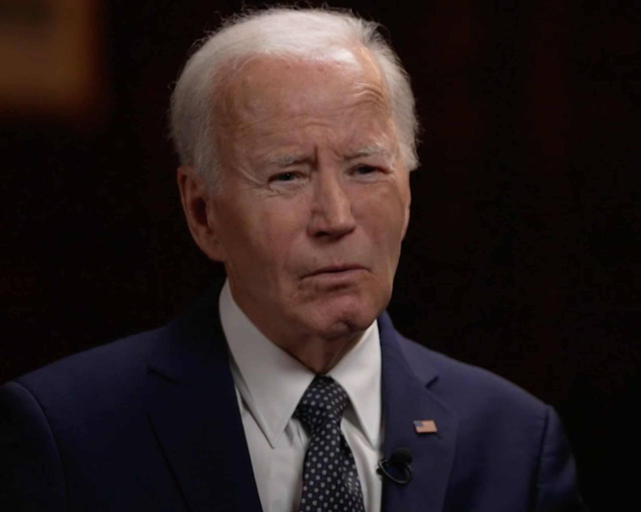 Байден обвинил Трампа в «умиротворении» Путина и предупредил о кризисе доверия к США Джо Байден, впервые дав интервью после ухода из Белого дома, резко прошёлся по внешнеполитическим взглядам Дональда Трампа. Он заявил, что уступки Кремлю — это «современное умиротворение», прямо сравнив их с провалом британского премьера Чемберлена перед Гитлером. Байден: «Путин считает, что у России есть исторические права на Украину. Кто думает, что он остановится — просто глуп». Бывший президент также признал, что у Европы может пропасть уверенность в США как в стабильном союзнике. По его словам, подобный разрыв «может изменить современную историю мира». В числе прочего Байден назвал недостойным поведение Трампа на встрече с Зеленским и высмеял идеи аннексии Канады и Гренландии: «Мы — это свобода, а не конфискация».