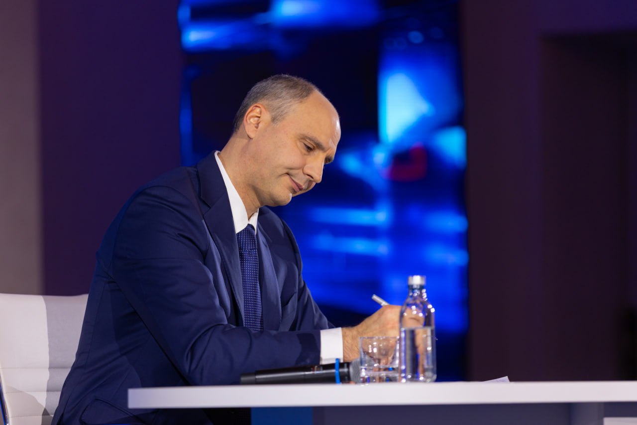 Губернатор Денис Паслер назначил новых членов правительства Свердловской области С 23 декабря они приступят к работе Министерство энергетики и ЖКХ региона возглавил Алексей Рубцов За дороги и транспорт в регионе теперь будет отвечать новый министр Денис Чегаев Также кадровое обновление коснулось и антикоррупционного блока директором соответствующего департамента назначен Андрей Оборок Уралити Мы в MAX