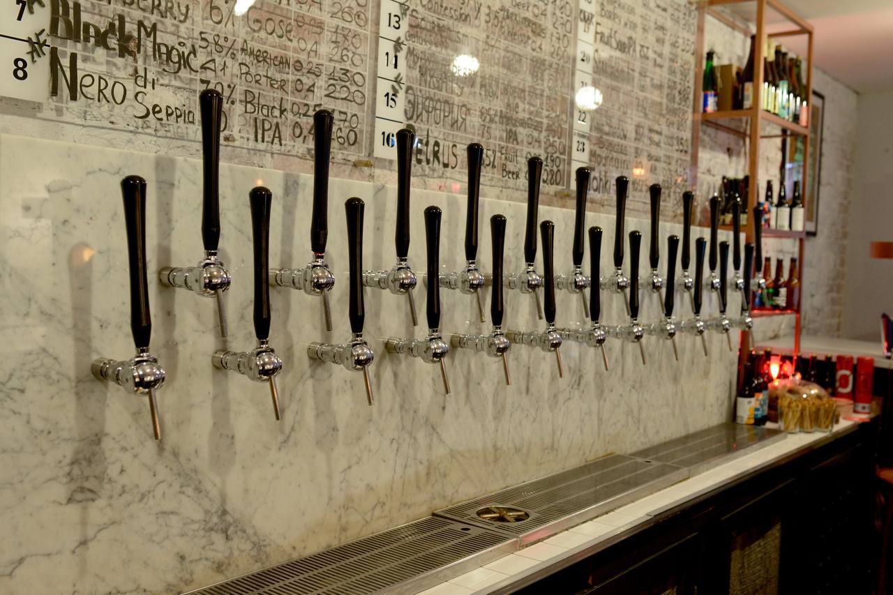 В Петербурге закон о наливайках могут ужесточить в 2026 году сообщил в интервью программе Большое интервью на телеканале 78 председатель комитета по промышленной политике инновациям и торговле города Александр Ситов На данный момент в городе закрылись 12 заведений у 38 приостановлены лицензии на продажу алкоголя По словам Ситова большинство таких объектов более 2 5 тыс в многоквартирных домах ранее обладали лицензиями и функционировали как объекты общественного питания В целом закрытых заведений менее 1 от общего количества Многие алкомаркеты у которых ещё не истёк срок лицензий и которые не подали заявки в реестр перешли на режим работы как обычные магазины и продают алкоголь до 22 00 резюмировал Ситов Сергей Ермохин ДП Подписаться на ДП в Telegram MAX