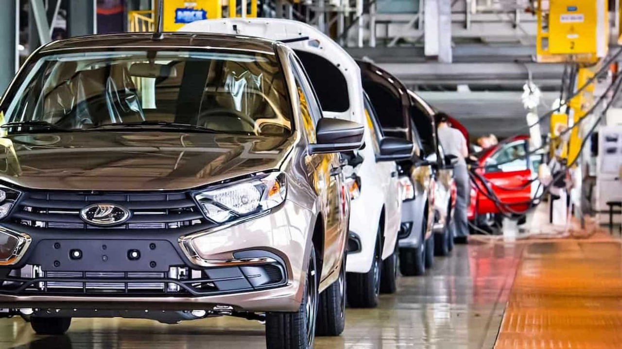 После ухода западных автомобильных брендов с российского рынка 83% отечественных автозаводов продолжают работу в 2025 году и лишь 17 % предприятий прекратили производство авто или полностью закрылись, говорится в исследовании холдинга «Ромир». Как отмечает «Ромир», по итогам преобразований в российском автопроме на момент 2025 года 22% предприятий сохранили прежних владельцев, но обновили модельные линейки; 17% остались под российским контролем, привлекая зарубежных партнеров; еще 17% перешли к специализированным на продажах и сервисном обслуживании автохолдингам. Также 13% заводов сменили юридический статус или вошли в состав отечественных автопроизводителей, а еще 13% перешли под государственное управление.