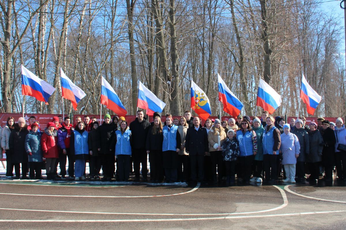 В Туле открылась уличная выставка, посвященная "Диктанту Победы"     Сегодня в Центральном парке им. Белоусова состоялось торжественное открытие уличной выставки, посвященной международному историческому диктанту на тему событий Великой Отечественной войны – «Диктанту Победы». Мероприятие организовано в рамках партийного проекта «Историческая память».  ↗  Прислать новость   Подписаться