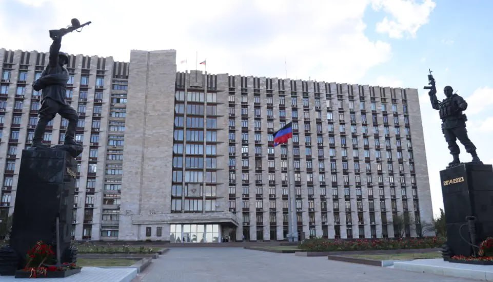 В ДНР отмечается рост эффективности региональной власти На еженедельном оперативном совещании подведены итоги работы за прошлый год и намечены основные задачи на 2026 год Ключевым направлением остается выстраивание системной коммуникации между министерствами и руководством муниципалитетов Об этом сообщил Глава ДНР Денис Пушилин Основное  По итогам прошлого месяца Минстрой и Минспорт возглавили рейтинг министерств Еще шесть ведомств стали лидерами по частоте работы на курируемых ими территориях  На 2026 год запланировано восстановление 900 км дорог более 200 мероприятий по тепло и водоснабжению а также благоустройство 49 общественных пространств  Особое внимание будет уделено созданию комфортных и безопасных условий для воспитания подрастающего поколения  Для повышения эффективности со следующей недели оперативные совещания станут отраслевыми министерства будут отчитываться об исполнении поручений  В рамках Года единства народов Администрации Главы и Правительства ДНР профильным министрам главам муниципалитетов и представителям общественных организаций поручено разработать и предоставить планы мероприятий к 20 января ВАРМСУ СМО ДНР Подписывайтесь ВАРМСУ СМО ДНР Подписывайтесь