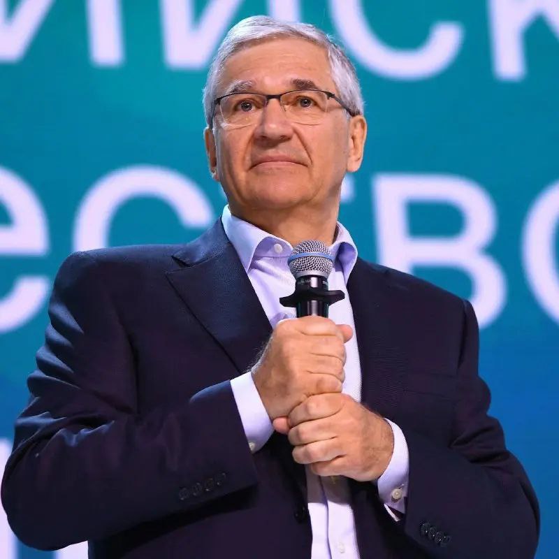 Глава Ингушетии поздравил гендиректора ВГТРК Олега Добродеева с днем рождения Олег Добродеев Махмуд Али Калиматов поздравил генерального директора Всероссийской государственной телевизионной и радиовещательной компании Олега Добродеева с днем рождения В своем Telegram канале Глава республики отметил что многолетний труд именинника во главе ВГТРК стал ярким примером профессионализма верности делу и служения интересам нашей страны Он также подчеркнул что благодаря лидерству Олега Борисовича ВГТРК остается флагманом отечественного телевидения и радио обеспечивая объективное освещение важнейших событий и сохраняя лучшие традиции российского медиапространства Особо хочу отметить внимательное отношение руководителя ВГТРК к Ингушетии Благодаря работе корреспондентов и творческих коллективов телеканала миллионы зрителей по всей стране узнают о богатой культуре традициях и современных достижениях нашего региона добавил руководитель субъекта пожелав Олегу Добродееву крепкого здоровья неиссякаемой энергии благополучия и новых успехов во благо России Российский журналист и медиаменеджер Олег Борисович Добродеев родился в Москве 28 октября 1959 года В 1981 году окончил исторический факультет МГУ по специальности Новая и новейшая история Франции Начал трудовую деятельность сотрудником Центрального телевидения Гостелерадио СССР работал директором информационной программы Вести главным редактором информационного телевизионного агентства Российской государственной телерадиокомпании Останкино Он один из создателей коммерческой телекомпании НТВ 31 января 2000 года назначен председателем ФГУП Единый производственно технологический комплекс ВГТРК с 2004 года гендиректор Всероссийской государственной телевизионной и радиовещательной компании член совета при Президенте России по культуре и искусству Награжден орденами За заслуги перед Отечеством I степени 2019 II степени 2014 III степени 2010 IV степени 2006 Александра Невского 2016 Почета 1999 За доблестный труд 2024 медалью Столыпина I степени 2019 Лауреат Государственной премия России в области литературы и искусства 2012 Имеет также иностранные награды ПОДПИСАТЬСЯ ПРЕДЛОЖИТЬ НОВОСТЬ