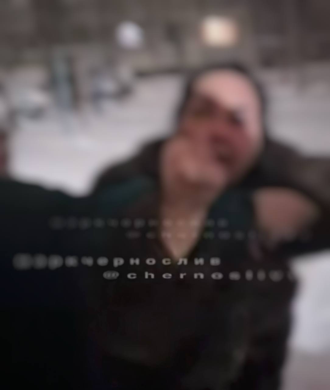 Автомобиль скорой помощи попал под удары грозной женщины В Уссурийске в дежурную часть отдела МВД поступил звонок от водителя скорой помощи который сообщил о повреждении стекла водительской двери специализированного автомобиля На место происшествия оперативно прибыли сотрудники полиции которые установили личность и местонахождение предполагаемой виновницы Ею оказалась 50 летняя местная жительница Как выяснилось женщина решила выяснить от кого из жильцов дома поступил вызов скорой помощи Однако получив отказ от водителя она не смогла сдержать эмоции и перешла к агрессивным действиям которые привели к повреждению автомобиля Сейчас правоохранители проводят проверку чтобы установить все обстоятельства произошедшего а также размер причиненного ущерба По итогам проверки будет принято законное решение в соответствии с российским законодательством Подписаться на Telegram  Подписаться в MAX