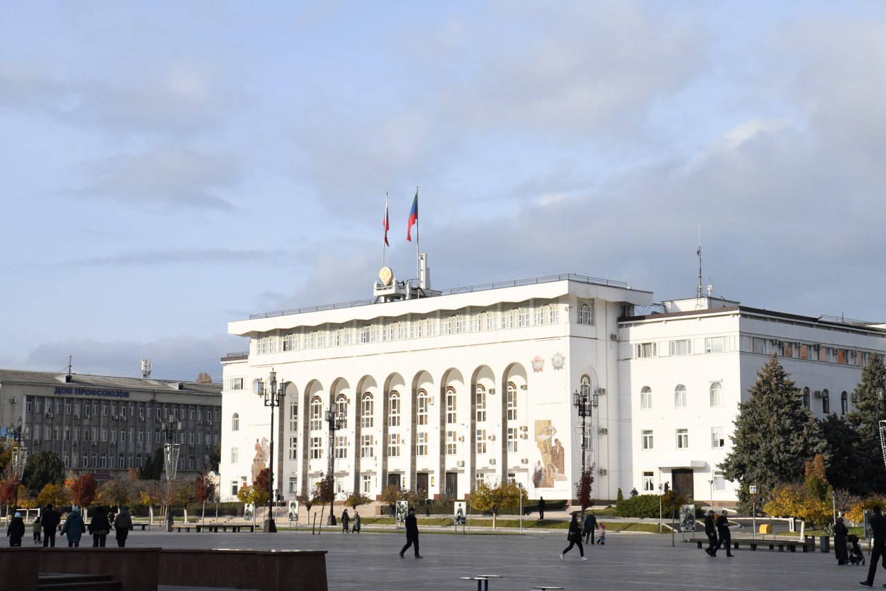 В Дагестане создан Оперштаб по координации работы при подготовке и проведении муниципальных выборов Распоряжением Правительства Дагестана образован Оперативный штаб в целях обеспечения мер по координации работы при подготовке и проведении муниципальных выборов в рамках дней голосования на период с 11 по 15 сентября 2025 года Ознакомиться с документом можно на официальном сайте кабмина региона Руководителем Оперативного штаба определен Председатель Правительства Дагестана Абдулмуслим Абдулмуслимов В состав штаба также вошли 8 вице премьеров РД руководители министерств и ведомств региона Члены Штаба будут отвечать за регулирование ряда вопросов в том числе предупреждение ЧС функционирование объектов электроснабжения медицинское обеспечение и т п Отметим что в Дагестане состоялось назначение 610 муниципальных избирательных кампаний на Единый день голосования Выборы пройдут на территориях 6 городских округов Махачкала Буйнакск Дагестанские Огни Каспийск Кизляр Южно Сухокумск 38 муниципальных районов 582 поселений Всего распределят 5986 мандатов
