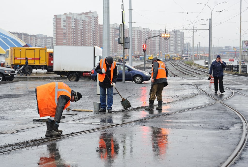 Против строительства дублера проспекта Космонавтов выступили бизнес и жители Екатеринбурга. В мэрии подвели итоги общественных обсуждений проекта.   Жители отметили, что новая дорога между переулками Мельковским и Полимерным будет проходить прямо под окнами домов. Также в этом районе находятся детский сад и завод PepsiCo. Из-за расширения проезжей части грузовиков и пробок может стать больше.   Представители предприятий, которые работают в промзоне, беспокоятся, что их участки пострадают от стройки или будут изъяты. Бизнесмены просят перенести дорогу или сделать ее шириной всего 5 метров  вместо 14 . Все предложения мэрия отклонила. Решение объяснили принятым Генпланом и другими документами