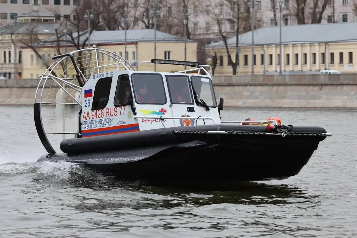 Московские спасатели будут патрулировать водоемы на новых скоростных аэролодках, рассказал заммэра Петр Бирюков.  На оснащение Московской городской поисково-спасательной службы на водных объектах поступили современные аэролодки трех различных типов. Они предназначены для проведения поисково-спасательных работ, доставки спасателей к месту происшествия на водоемах, в том числе в заболоченной и обводненной местности.  Бирюков отметил, что аэролодки «Бриз 555», «Пиранья 3» и«Нерпа-460КБ» отличают высокая степень надежности, мобильности и проходимости, они способны развивать на льду скорость до 100 км/ч. Им проще при переходе с водной поверхности на снег и наоборот, также они хорошо преодолевают различные препятствия.    «Москва»