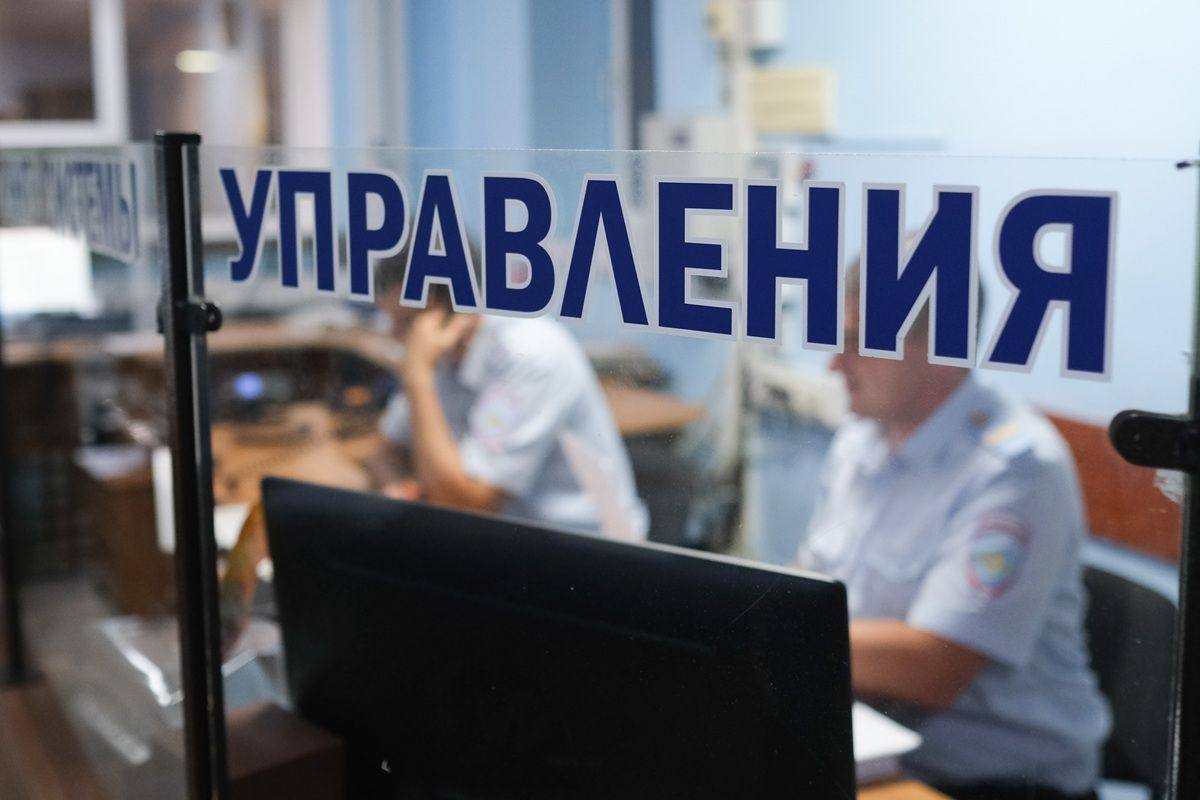 Неадекватный мужчина бросался на людей в Краснодаре. Его помогли задержать прохожие.   24-летний местный житель набросился на прохожего, с которым у них началась драка. В конфликт вмешалась пожилая женщина и пострадала от рук нападавшего. Она доставлена в больницу.  Неравнодушные граждане успели остановить мужчину и удерживали его до приезда полицейских. Сотрудниками полиции злоумышленник задержан. Дебошир госпитализирован в специализированное учреждение.