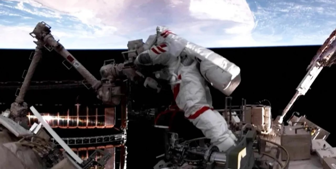 Китайские астронавты осмотрели поврежденный корабль во время выхода в открытый космос Космический корабль Шэньчжоу 20 был признан непригодным для возвращения астронавтов на Землю после столкновения с космическим мусором Китайские астронавты миссии Шэньчжоу 21 9 декабря впервые вышли в открытый космос после того как прибыли на космическую станцию Тяньгун 31 октября Подробнее читайте в нашей рубрике Фокус Наука