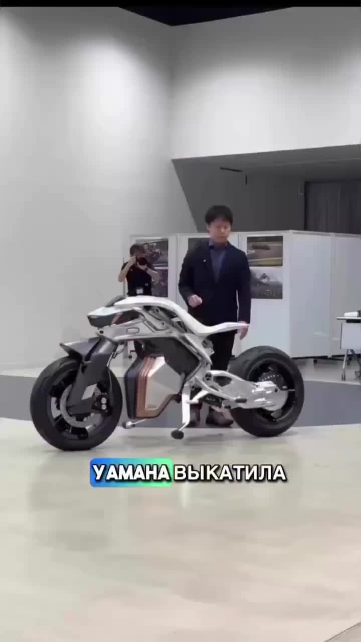 Yamaha представила беспилотный мотоцикл MOTOROiD 2 с системой самобалансировки