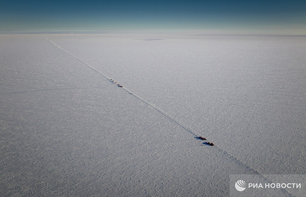 Российские ученые планируют поднять из глубин Антарктиды древний лед возрастом более 1,2 млн лет, который поможет узнать, как на континенте развивался климат, заявил РИА Новости директор Арктического и антарктического научно-исследовательского института Александр Макаров. Сейчас думаем про работы в рамках программы по добыче древнего льда рядом со станцией Восток на водоразделе "Купол Б". Думаю, что там может быть лёд даже немного древнее. Эта находка и то, что мы сделаем там, дадут уникальные данные о Центральной Антарктиде. / Все наши каналы