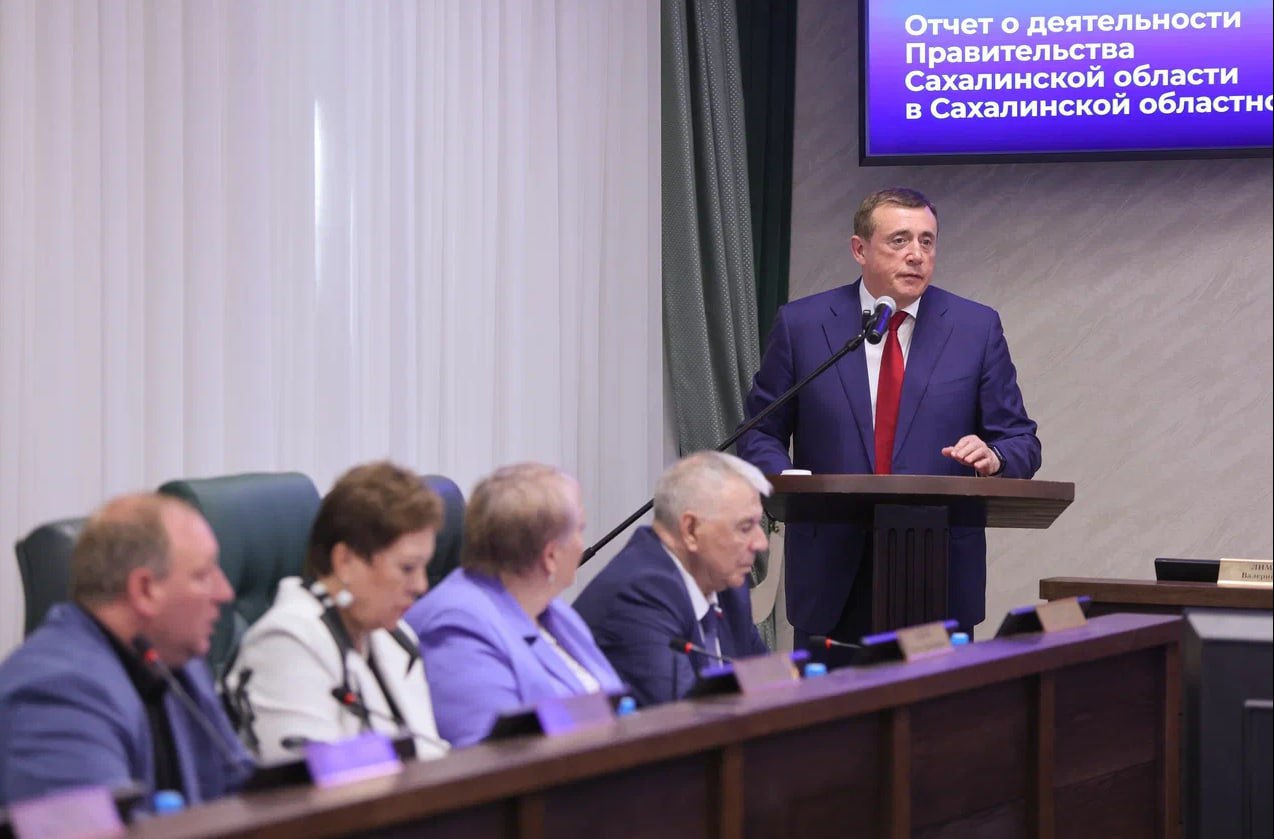 Валерий Лимаренко: Площадь аварийного жилья в Сахалинской области за последние 4 года удалось сократить в 3 раза В ближайший год мы планируем построить около 2 тысяч арендных квартир в Анивском, Долинском, Корсаковском районах и Южно-Сахалинске. Жильцы будут оплачивать только треть от полной стоимости арендной платы. Оставшаяся часть расходов будет покрываться за счет субсидий из федерального и регионального бюджетов. Из-за высокой ставки рефинансирования и удорожания жилищных кредитов количество сделок в 2024 году по льготным ипотечным программам серьезно сократилось. Мы приняли решение помочь нашим воинам СВО, а также молодым семьям. Начали предоставлять им в 2025 году единовременную выплату в размере 400 тысяч рублей для уплаты первоначального взноса по Дальневосточной ипотеке. Школу в Уюн-парке в Южно-Сахалинске спроектировали на откосе. Решили, что это небезопасно. Сейчас приступаем к новому проектированию.