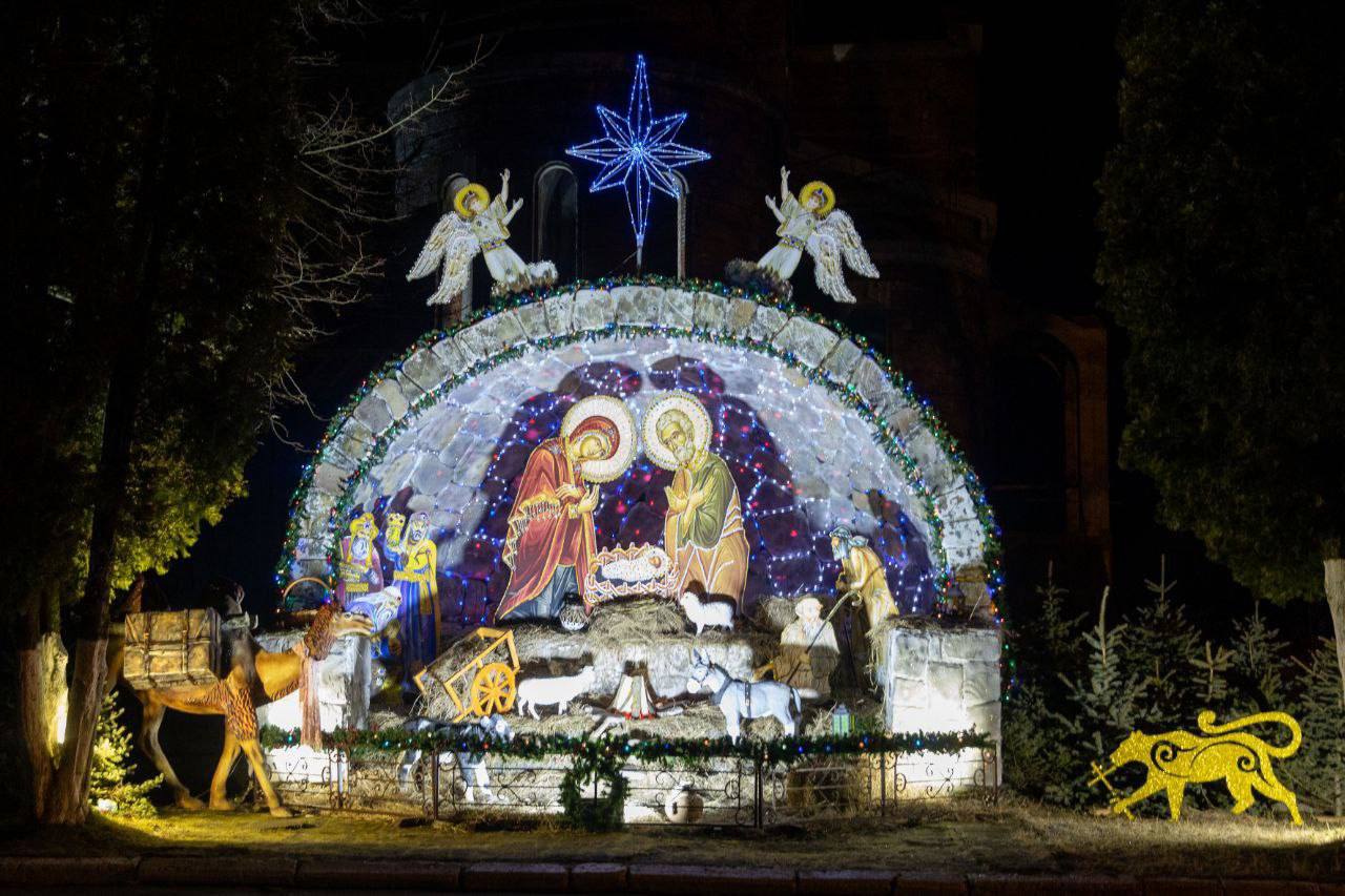 Сергей Меняйло поздравил православных христиан с рождественским сочельником Этот светлый праздник напоминает нам о вечных ценностях милосердии любви к ближнему вере в добро и торжестве справедливости Друзья искренне поздравляю с наступающим Рождеством Пусть этот день принесёт в ваши дома тепло и покой наполнит сердца радостью Желаю вам и вашим близким счастья здоровья и благополучия написал глава республики в своем телеграм канале Вести Алания Владикавказ