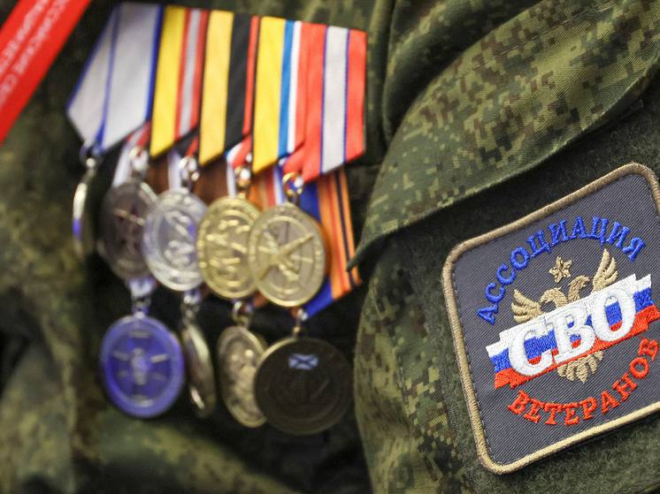 Курская областная Дума направила в Государственную Думу РФ обращение с предложением принять поправки в Кодекс Российской Федерации об административных правонарушениях усиливающие наказание за незаконное ношение государственных наград и за изготовление знаков имеющих внешнее сходство с ними Решение об этом депутаты приняли единогласно Автором инициативы выступил председатель Ассоциации ветеранов СВО Курской области Дмитрий Гулиев Суть инициативы за ношение знаков имеющих внешнее сходство с госнаградами предлагается штраф от трех до пяти тысяч рублей с конфискацией подделки За изготовление таких знаков штраф для граждан от трех до пяти тысяч для должностных лиц от 10 до 30 тысяч для юридических лиц от 150 до 300 тысяч рублей