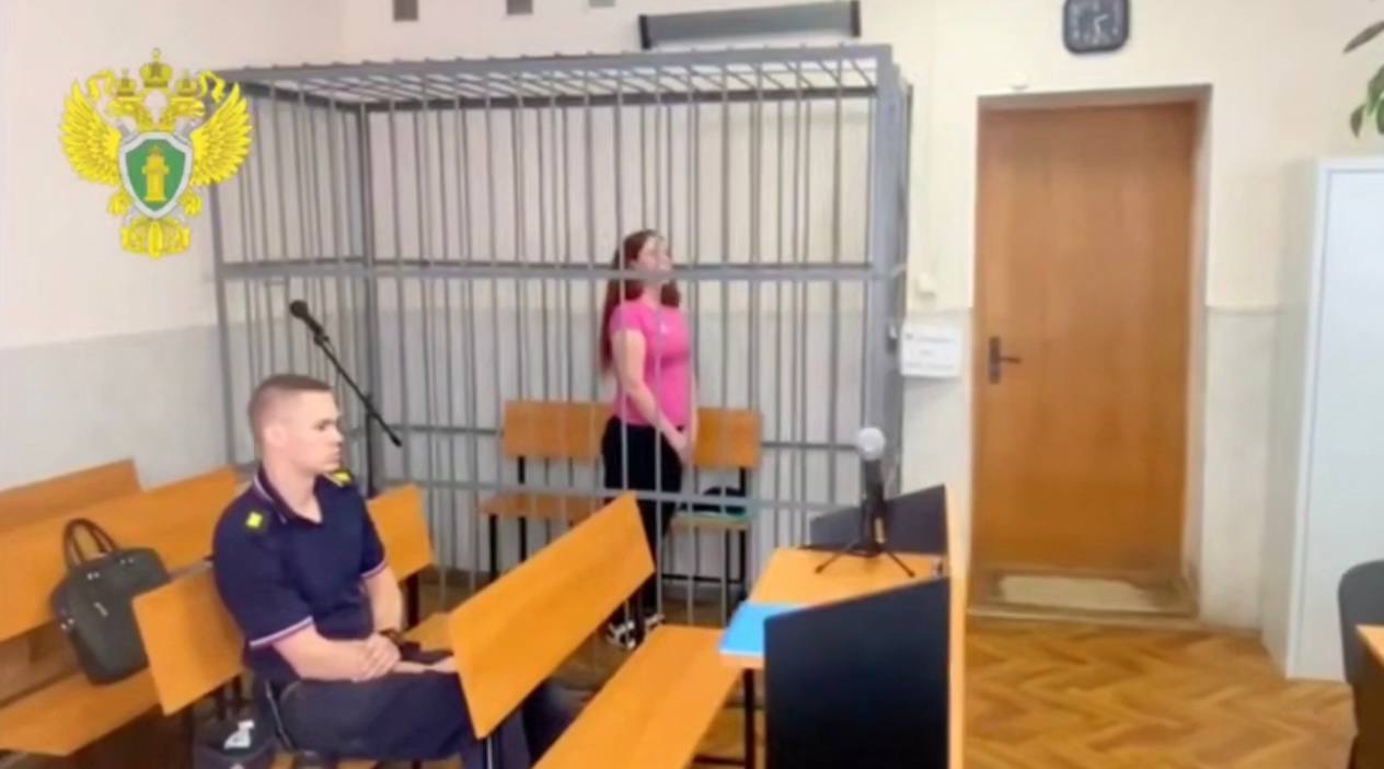 Женщина из Ленобласти зарезала знакомого и получила 8 лет колонии 1 мая этого года в квартире на Советском проспекте в Никольском нетрезвая 31 летняя Александра Б поссорилась со знакомым и бросилась на него с ножом и как минимум дважды вонзила нож в грудь Лезвие задело легкие и аорту пострадавший потерял много крови и скончался на месте Ранее Александра трижды привлекалась к уголовной ответственности дважды за умышленное причинение тяжкого вреда здоровью и один раз за мошенничество Женщину признали виновной Суд назначил ей наказание в виде 8 лет лишения свободы GradSPb   Места СПб TodaySPb   Новости СПб