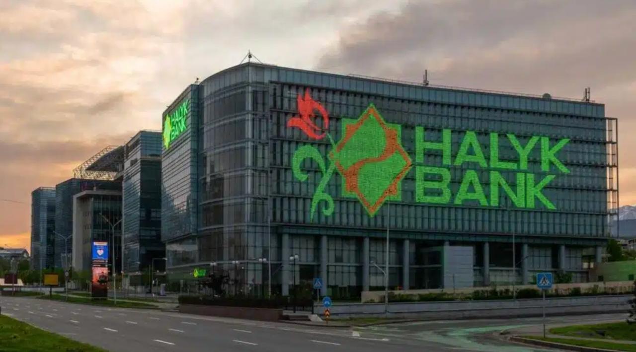 Halyk Bank получил добро на покупку 49 доли в Click Казахскому Halyk Bank разрешили приобрести долю в узбекской компании Click Постановление об этом приняло правление Агентства по регулированию и развитию финансового рынка Казахстана Для окончательного заключения сделки обе стороны должны заручиться одобрением Центрального банка и Комитета по развитию конкуренции РУз О том что казахстанский Halyk Bank приобретет 49 акций узбекской платежной системы Click за 176 4 млн стало известно в июле В рамках взаимной сделки Click станет владельцем 49 доли в Tenge Bank узбекистанской дочке Halyk Bank за 60 7 млн Оба соглашения требуют одобрения регуляторов Узбекистана и Казахстана Telegram Facebook Instagram LinkedIn Сайт