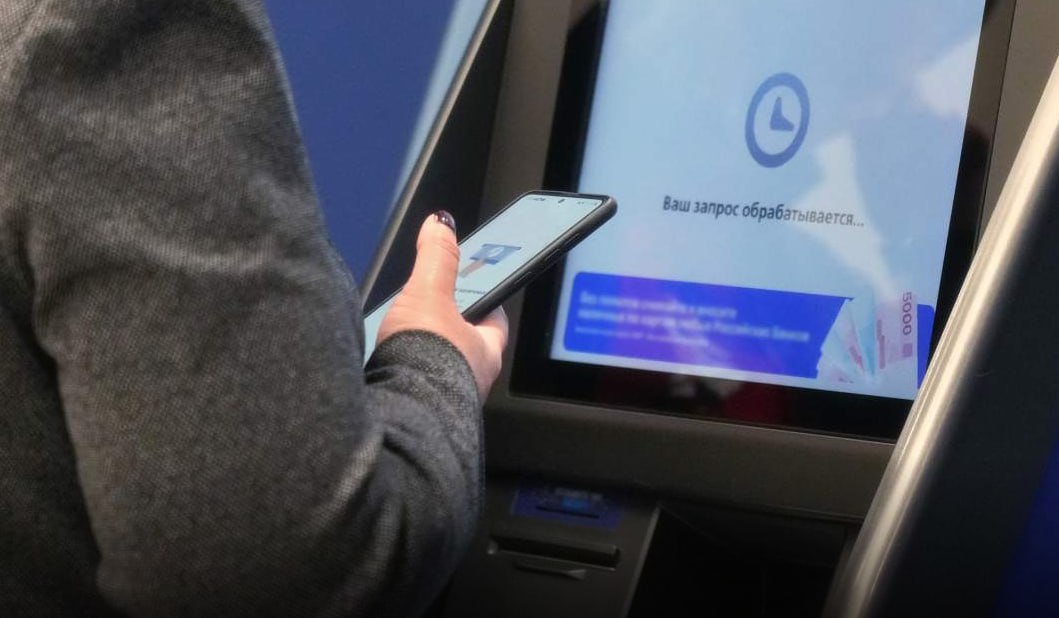 ЦБ временно освободил банки от наказания за невыполнение новых антифрод мер Речь о требованиях при снятии наличных которые работают с сентября этого года Например кредитные организации должны отслеживать частые звонки клиентам за несколько часов до их попытки снять деньги Однако у банков возникло много вопросов по внедрению этих правил Поспешное введение таких мер может обернуться массовыми блокировками операций в банкоматах предупредили участники рынка в письме регулятору ЦБ оставляет за собой право штрафовать отдельных игроков но он будет учитывать технологическую готовность компании jkinvest news jkinvest