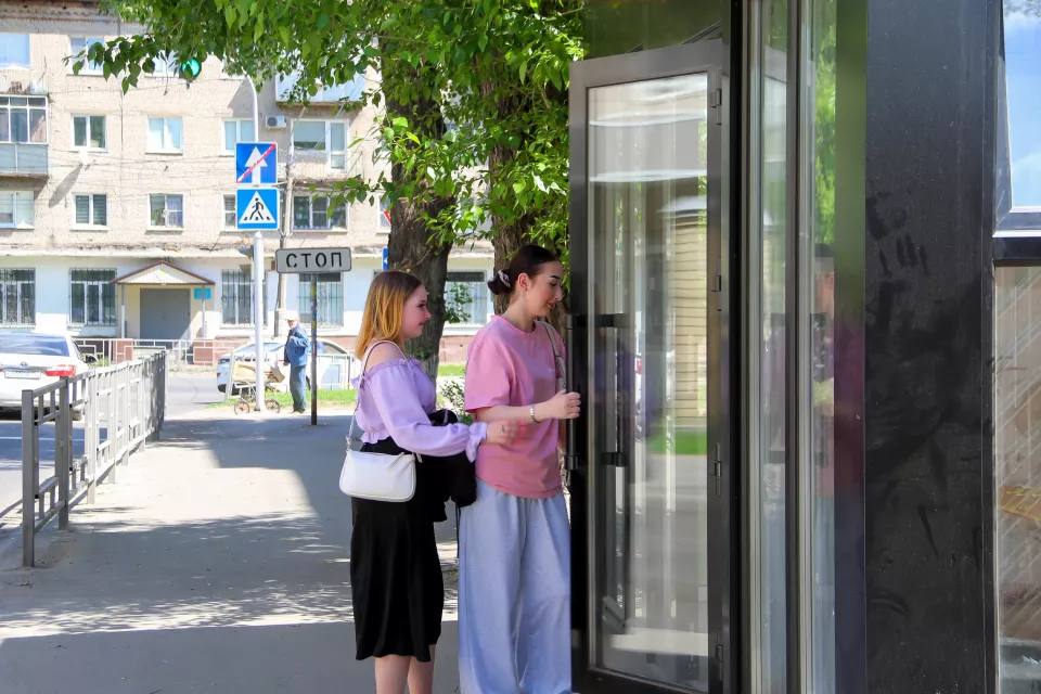 В Барнауле открылась первая в городе остановка с "климат-контролем" Павильон стоит в тени деревьев неподалеку от пересечения проспекта Комсомольского с улицей Сизова. Рядом с остановкой работает стройка – барнаульская компания Мой Дом возводит в этой части Барнаула новый квартал "Меланж". Собственно, застройщик и установил для удобства горожан остановочный павильон с темно-графитовыми и оранжевыми фасадами. В компании застройщика нашему изданию рассказали, что остановку изготовили по дизайнерскому проекту. Павильон оборудован удобной скамейкой, теплым полом он заработает зимой , автоматическим освещением и местом под кондиционер, который установят чуть позже. К сожалению, уже после того, как корреспонденты "Толка" протестировали умную остановку, она пострадала от действий хулиганов. Они повредили одно из стекол павильона. В компании Мой Дом прокомментировали ситуацию: "Конечно, это печальное происшествие. Но остановка продолжит работать. В ближайшее время мы планируем заменить поврежденный элемент и восстановить ее первоначальный облик, для этого уже заказали новое стекло. Также вскоре у остановочного павильона появится круглосуточное видеонаблюдение для фиксации всего происходящего там. Мы стремимся преобразить город и показать бережное отношение к месту, в котором живем. Надеемся, что наше отношение послужит примером для каждого барнаульца". ТОЛК
