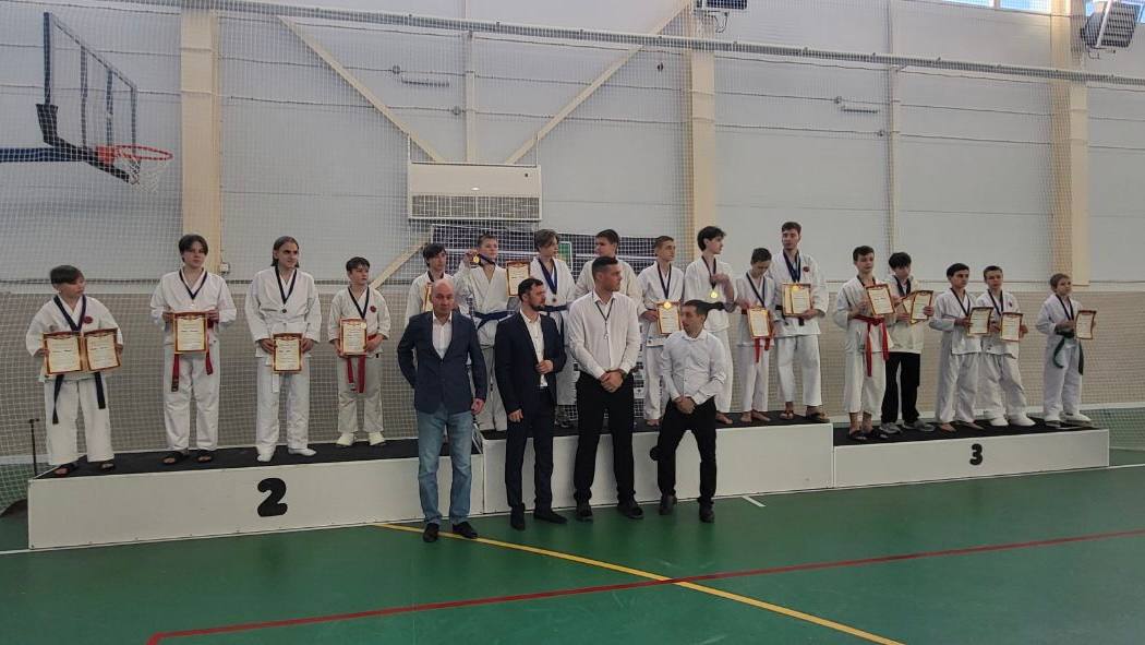 Юные мастера В нашем ФОКе на Ватутина 24 завершился ставший уже традиционным ежегодный турнир по всестилевому каратэ Юный мастер В турнире участвовали воспитанники нашего тренера Александра Шишкина В результате наши юные спортсмены завоевали 14 золотых 9 серебряных и 15 бронзовых медалей Поздравляем юных мастеров с завоеванными наградами и желаем чтобы на каждой тренировке и в каждом турнире вы становились сильнее и лучше старт успехи