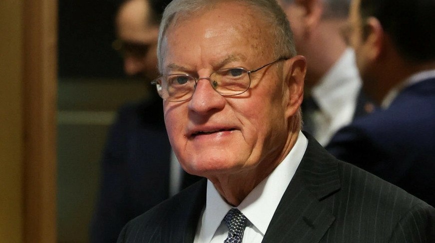 Трамп назвал своего спецпосланника идиотом за сравнение Зеленского с Линкольном Президент США Дональд Трамп раскритиковал спецпосланника Кита Келлога за то что тот назвал Владимира Зеленского смелым лидером и провел параллель с Авраамом Линкольном передает ArbatMedia   Прислать новость