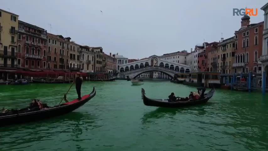 Экоактивисты окрасили воды Венеции в зеленый цвет с участием Греты Тунберг