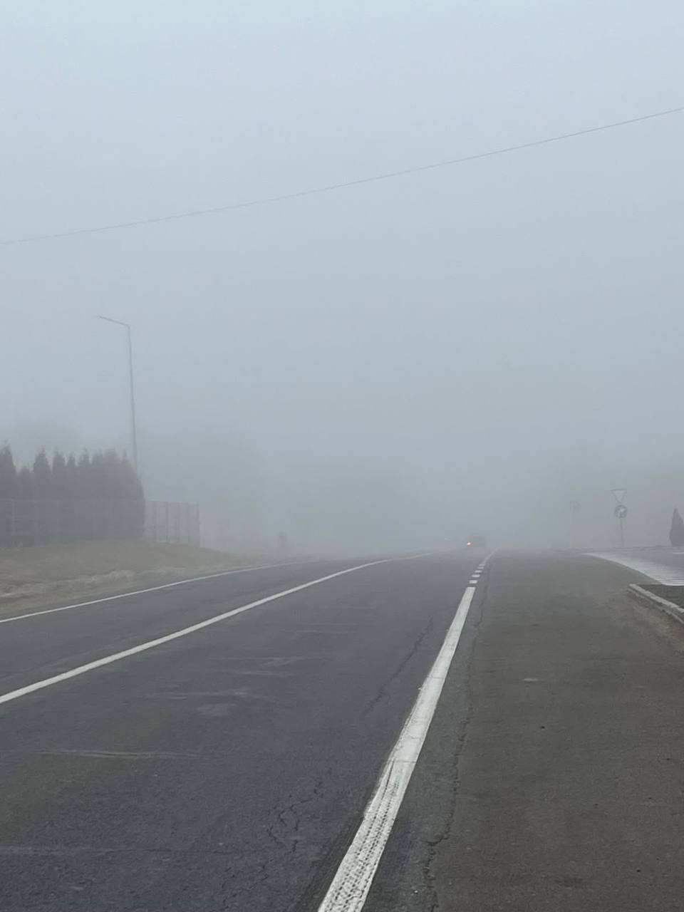 Внимание на дорогах: снижение видимости из-за тумана  В нескольких районах центра и севера страны наблюдается туман, что значительно ограничивает видимость на национальных дорогах. Для безопасности всех участников движения Госадминистрация дорог рекомендует снижать скорость и адаптировать её к дорожным условиям, соблюдать безопасную дистанцию от других участников движения и избегать резких или рискованных маневров.