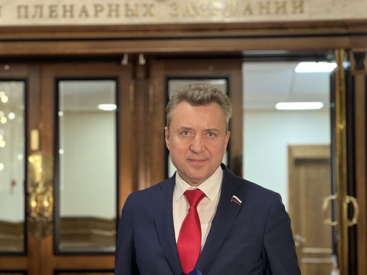 Государство не только усиливает контроль за лицами имевшими судимость чтобы гарантировать безопасность общества но и расширяет возможности для соблюдения прав лиц находящихся под следствием Сегодня на пленарном заседании ГД рассмотрели два важных законопроекта которые объединяет одна цель сделать работу правоохранительной системы прозрачной и современной Первый законопроект разделяет функции надзора за лицами получившими условно досрочное освобождение УДО Осуществлять контроль за поведением гражданских лиц будут уголовно исполнительные инспекции а за военнослужащими командование воинских частей Второй законопроект касается содержащихся под стражей в СИЗО подозреваемых и обвиняемых в совершении преступлений Будет введен регламент рассмотрения ходатайств о свиданиях с родственниками и адвокатами а для иностранных граждан с консулами Четкий перечень оснований для отказа исключит возможность необоснованных запретов