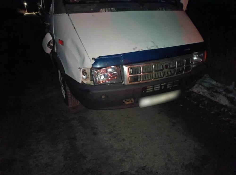 В Воронежской области за сутки зарегистрировано 62 ДТП   Из них в областном центре 43 на федеральных трассах 2 в районах области 17 В 1 ДТП травмы различной степени тяжести получил 1 человек   Накануне в 16 40 час в Панинском районе на 0 км автодороги Панино с Софьинка по предварительным данным водитель автомобиля ГАЗ 2752 27 летний житель Новоусманского района двигаясь со стороны села Софьинка в сторону поселка Панино допустил наезд на пешехода 54 летнюю жительницу Мурманской области которая двигалась в попутном направлении без светоотражающих элементов по краю проезжей части В результате дорожно транспортного происшествия пешеход получила телесные повреждения доставлена в медицинское учреждение  По данному факту сотрудниками полиции проводится проверка устанавливаются все обстоятельства и причины произошедшего Полиция Воронежской области Подписаться