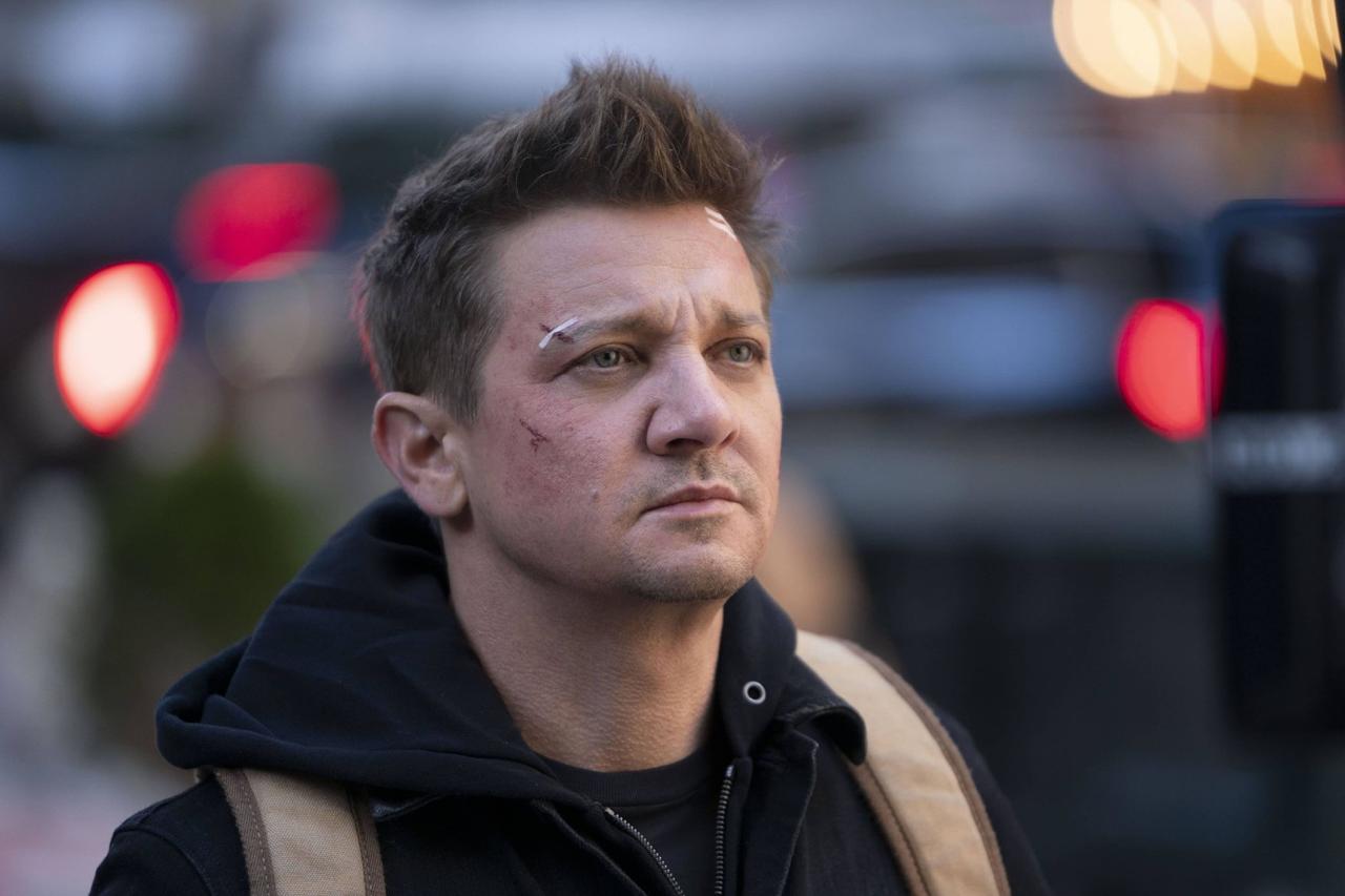 Джереми Реннер отказался сниматься во втором сезоне «Соколиного глаза» из-за низкой зарплаты. Они попросили меня сняться во втором сезоне, но предложили ровно вдвое меньшую сумму. Я такой: „Потратить восемь месяцев на то, чтобы заработать вдвое меньше?“ Они что, думали, что после той аварии в 2023 году я только половина Джереми? Вы поэтому не хотите платить мне полную сумму? Больше новостей — в Daily News