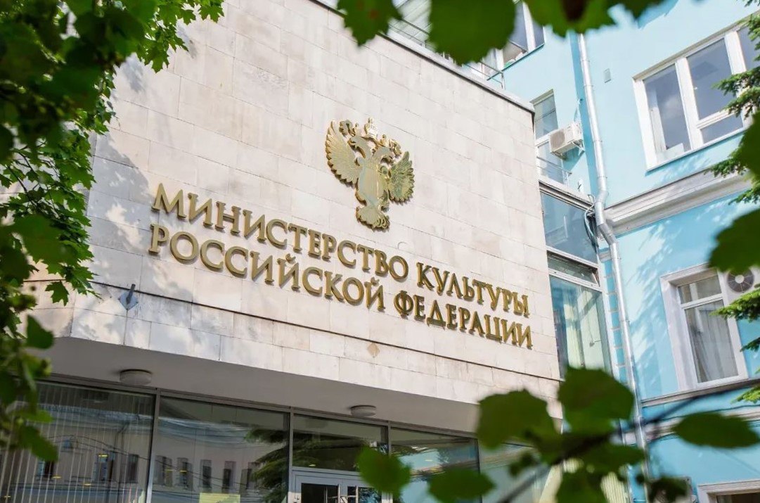 Министерство культуры России поддерживает учреждение Дня артиста Министерство культуры Российской Федерации поддержало инициативу Председателя Союза театральных деятелей России Владимира Машкова и выступило с предложением включить в число официальных профессиональных праздников День артиста. Датой празднования выбрано 17 января – день рождения первого народного артиста СССР, создателя системы актерского искусства и выдающегося реформатора русского театра Константина Сергеевича Станиславского. Проект постановления правительства Российской Федерации об учреждении Дня артиста опубликован на Федеральном портале проектов нормативных правовых актов. В пояснительной записке сказано, что праздник необходимо учредить «в целях развития отечественных традиций в сфере исполнительского искусства, повышения престижа профессии артиста, а также в знак признания заслуг деятелей искусства в культурном развитии страны».