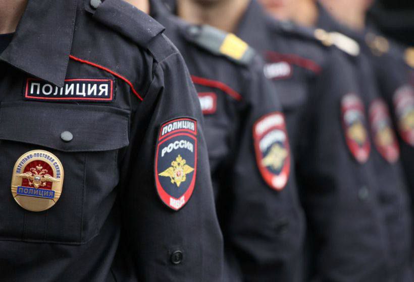 Полиция проверяет информацию из социальных сетей В ходе мониторинга социальных сетей полицейскими выявлена публикация, содержащая информацию о жестоком обращении с животными в селе Андреевка Хасанского района. В настоящее время по данному факту проводится проверка, устанавливаются личность участника инцидента и обстоятельства произошедшего. По результатам проверочных мероприятий будет принято законное и обоснованное процессуальное решение. Заявлений и обращений в полицию по данному факту не поступало. Полиция Приморья