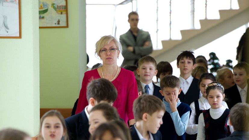 В Симферополе родители обвинили школьного учителя в травле сына В Симферополе проверяют информацию о том что младшеклассник в одной из школ города стал жертвой буллинга со стороны педагога Родители ребёнка в интернете сообщили что учительница настроила против их сына родителей его одноклассников чтобы выжить его из школы сообщает ИА SevastopolMedia со ссылкой на пресс службы МВД и прокуратуры Крыма Инспекторами подразделений по делам несовершеннолетних проводятся мероприятия по установлению всех обстоятельств произошедшего прокомментировали в полиции Со своей стороны прокуратура выяснит как соблюдаются законные требования об образовании несовершеннолетних и проводится профилактическая работа Ранее Следственный комитет России взял на контроль инцидент с ремнём в уфим Подробнее